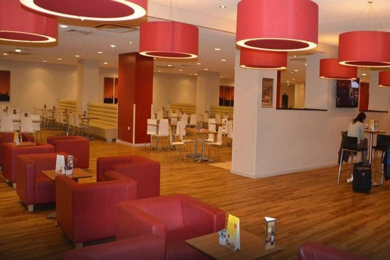 盖威克机场市中心旅屋酒店 霍利 外观 照片